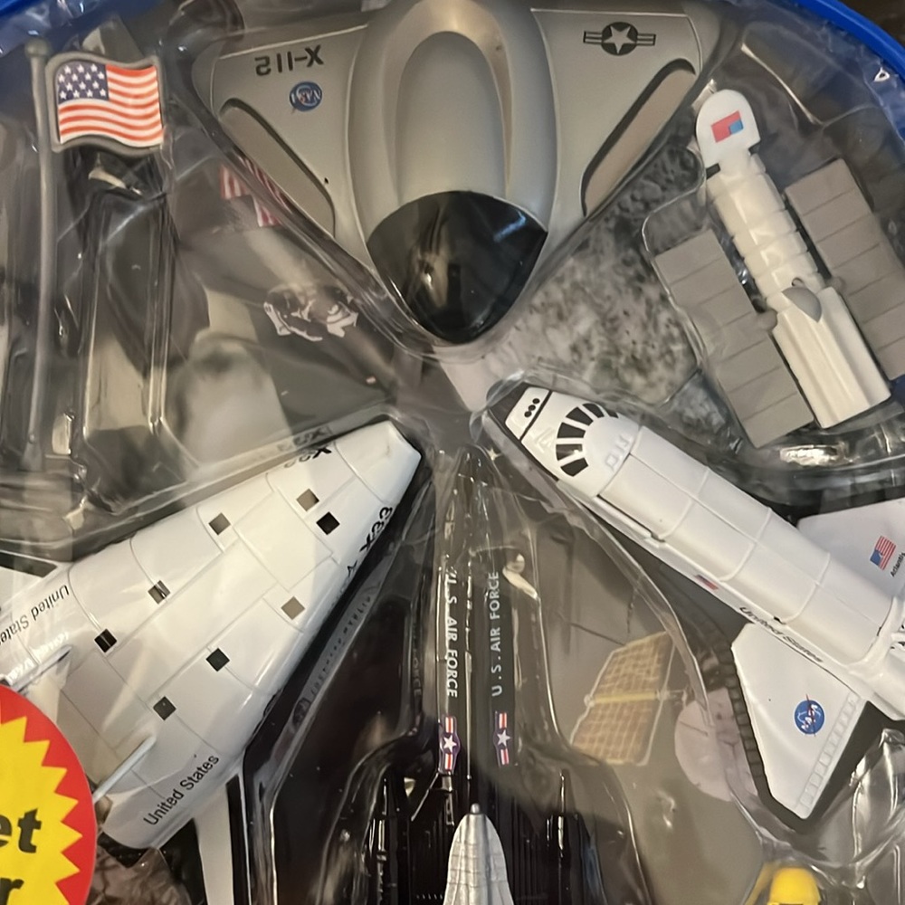 NWT Space Explorer 10 piece backpack playset - Picture 3 of 5